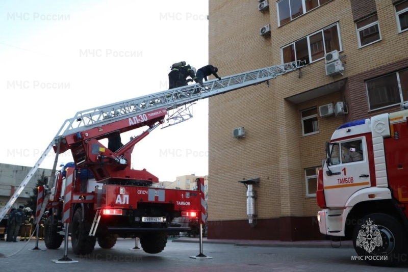 Сотрудники Главного управления провели пожарно-тактические учения в поликлинике "Автомобилист"